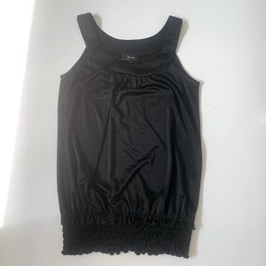 • Black tank top •